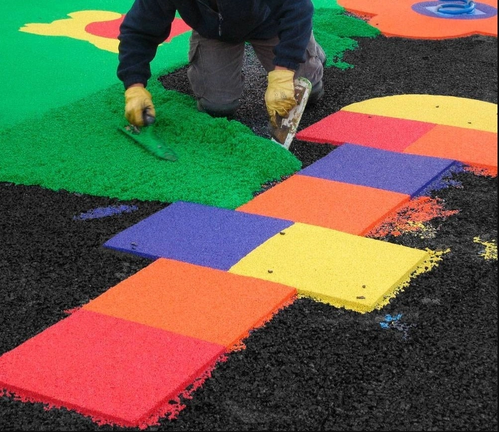 Укладка покрытия из резиновой крошки по дизайн-проекту