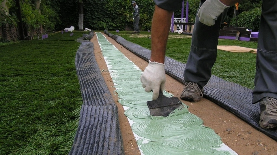 Укладка искусственного газона