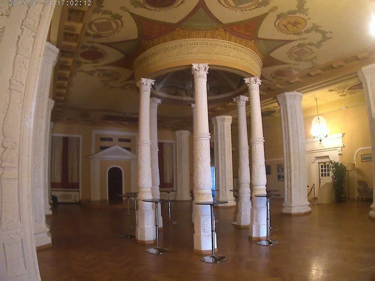 Укладка дорожки в ресторане 