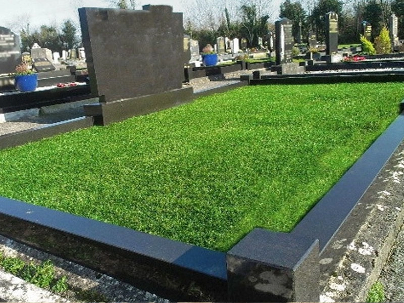 Укладка искусственного газона со средним ворсом на кладбище