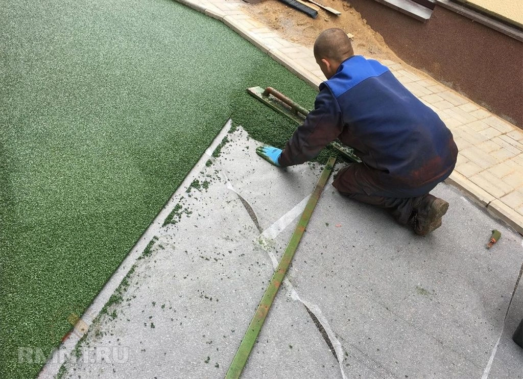 Бесшовная укладка резиновой крошки в один слой 15мм