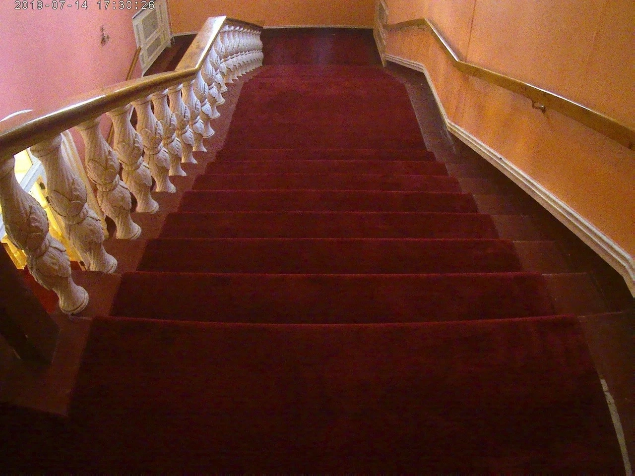 Укладка дорожки в ресторане 