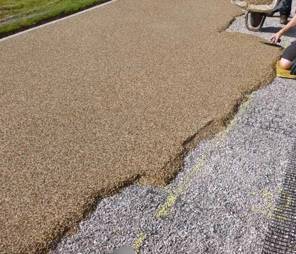 Укладка резиновой крошки на щебень