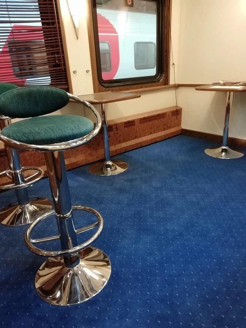 Укладка ковролина в вагоне поезда 