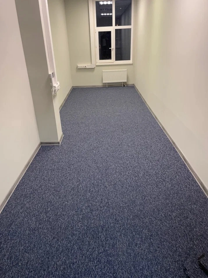 Укладка ковровой плитки в офисе мастерской 