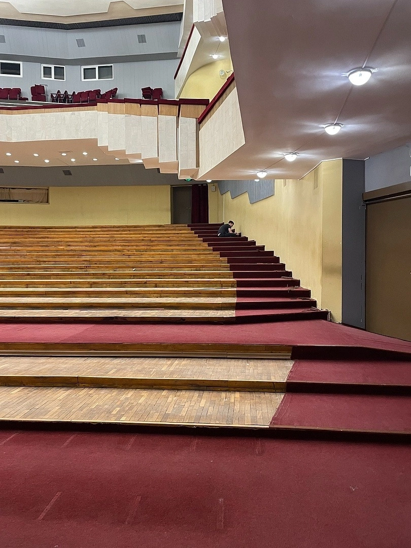 Укладка ковролина в Ивановском театре 31