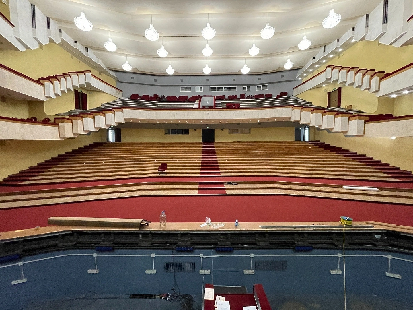 Укладка ковролина в Ивановском театре 35