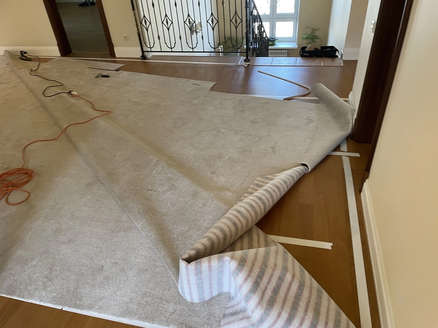 Укладка ковролина в коттедже 3