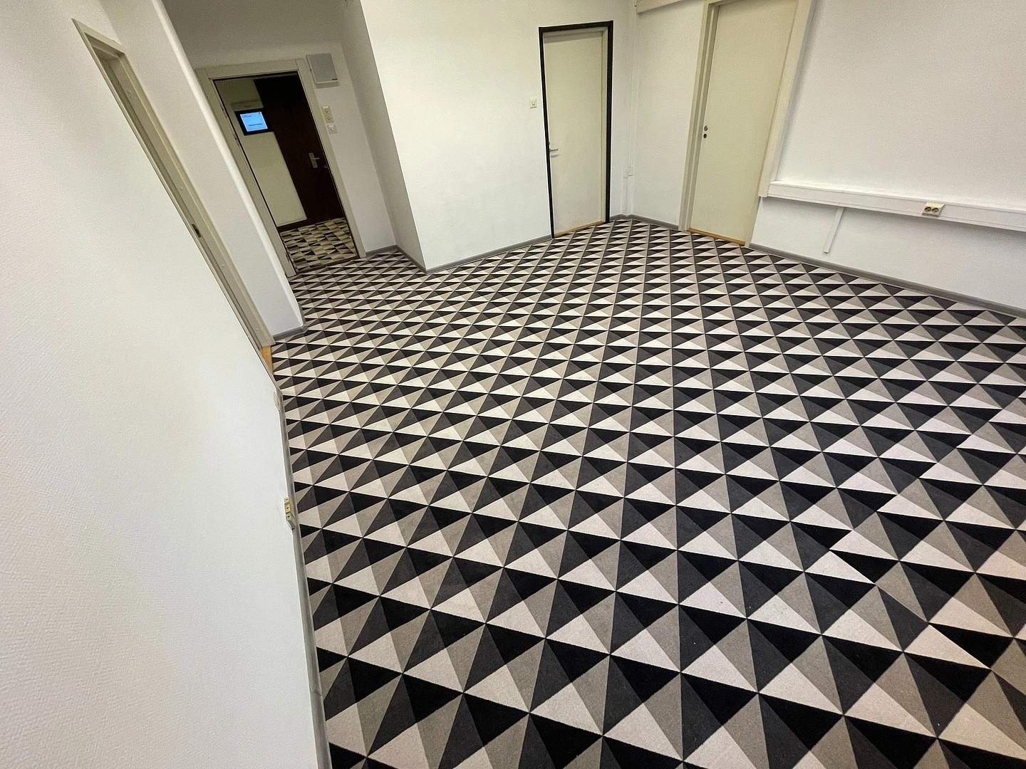 Укладка ковролина в AZIMUT Hotel  8