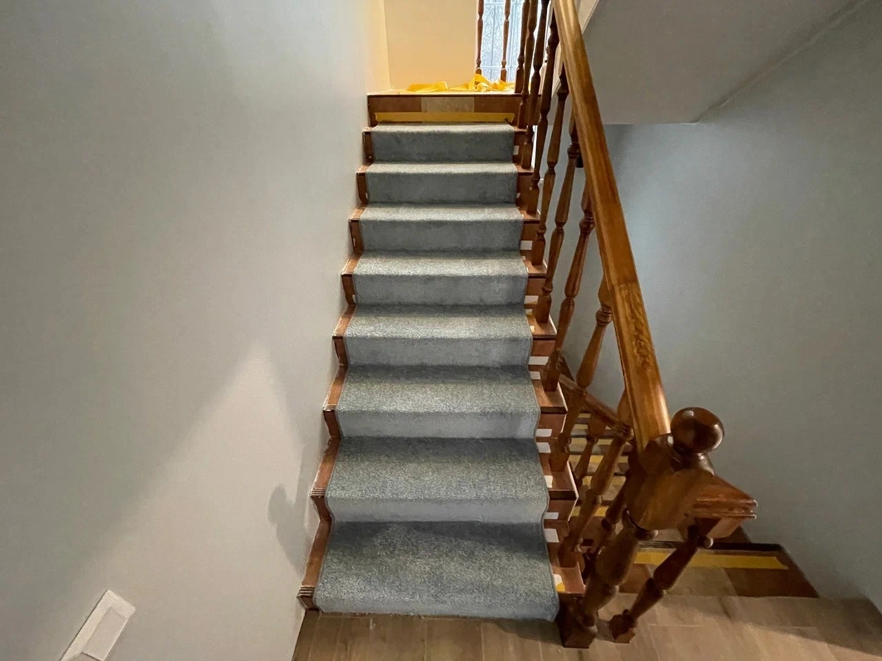 Оверлок и укладка ковролина в коттедже 11