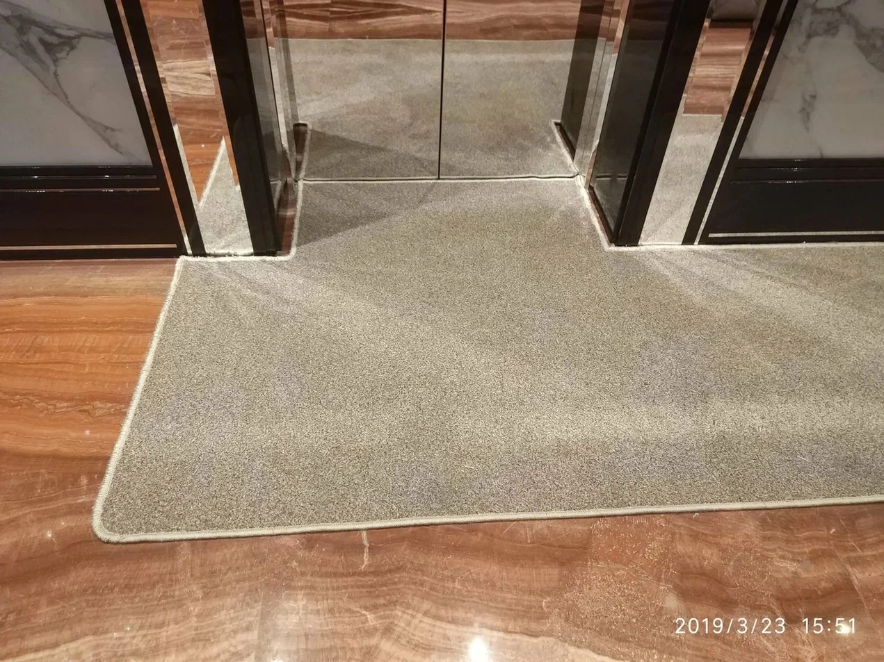 Укладка дорожки в холле гостиницы 8