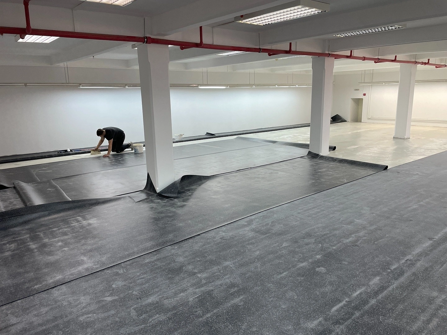 Укладка линолеума  в холодильнике меховых изделий 7