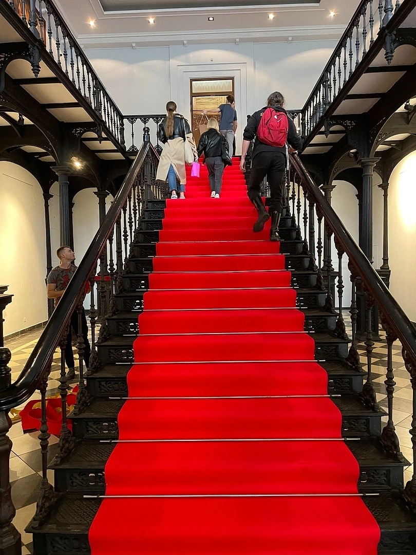 Укладка дорожки в БЦ  