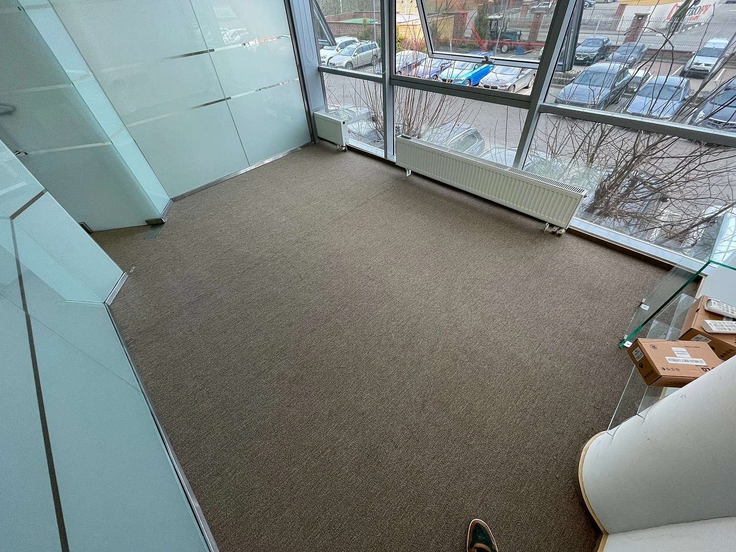 Укладка ковролина  в бизнес-центре 13