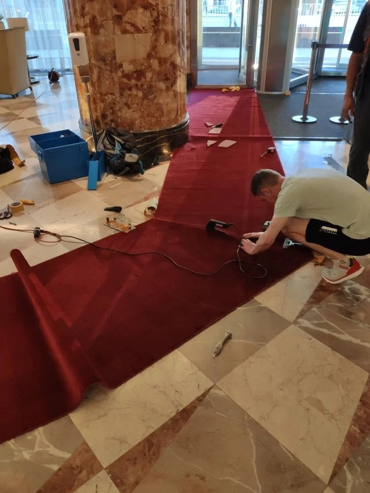 Укладка дорожки в гостинице Continental 5*  2