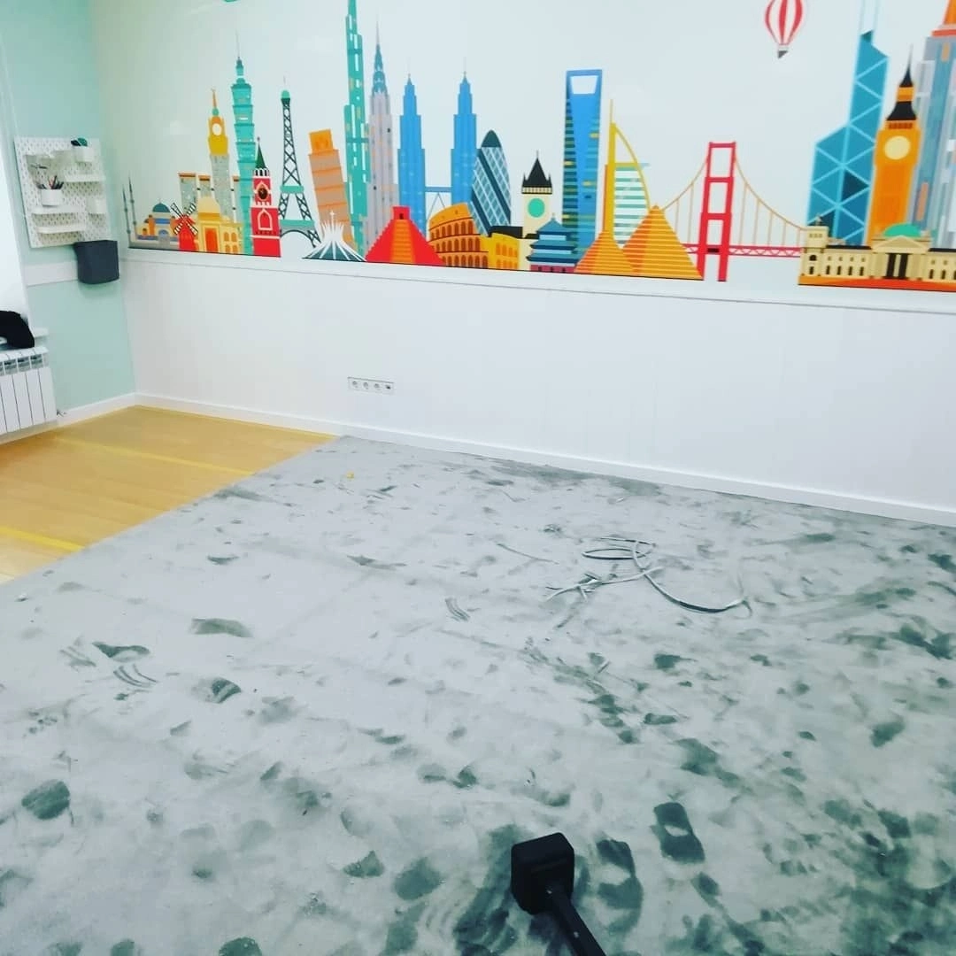 Укладка ковролина в школе английского языка 8