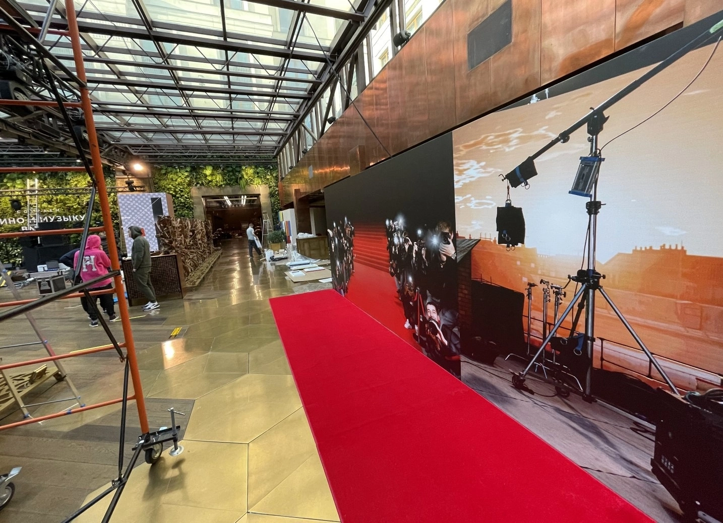 Укладка дорожки в кинотеатре