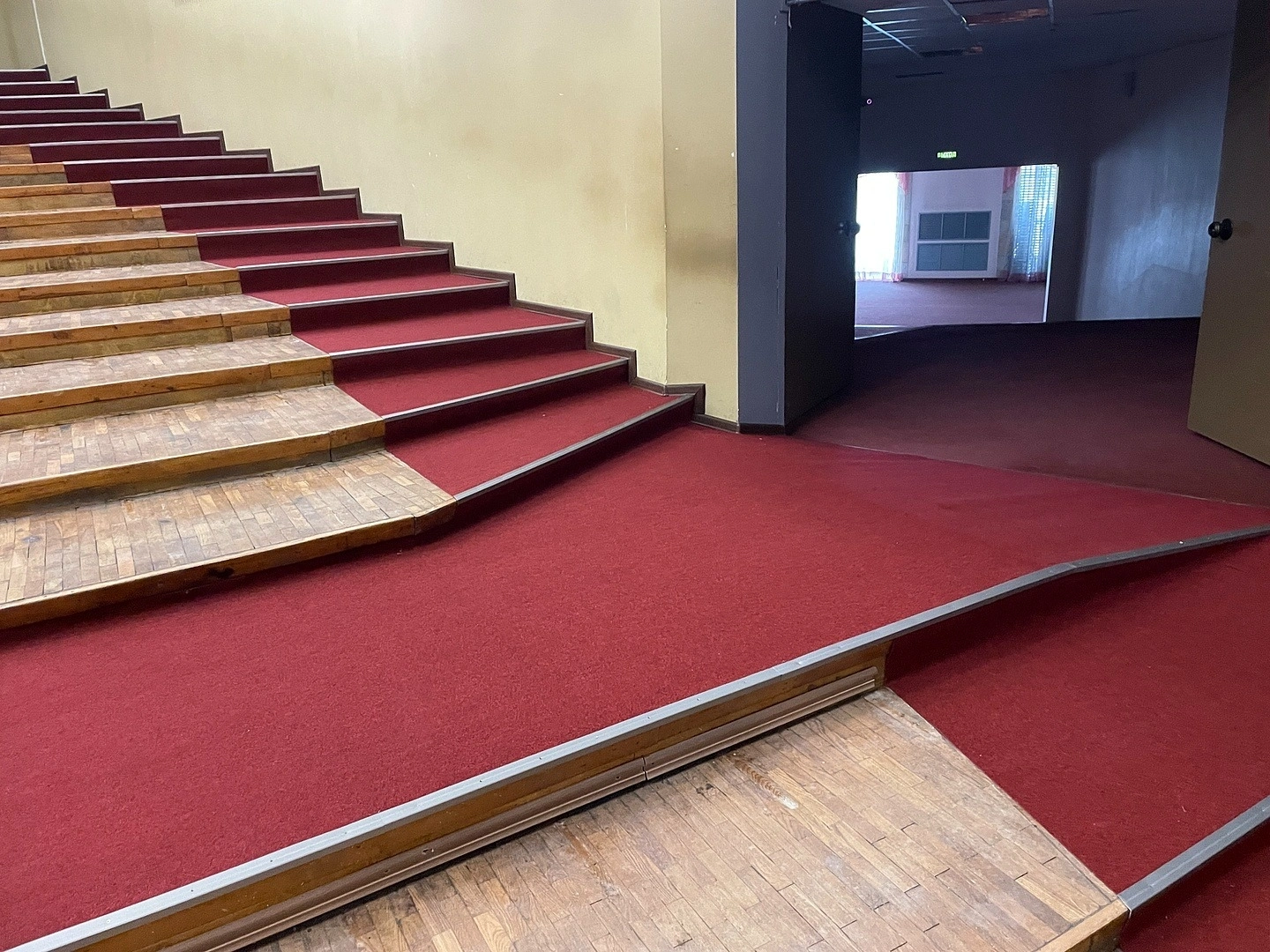 Укладка ковролина в Ивановском театре 7