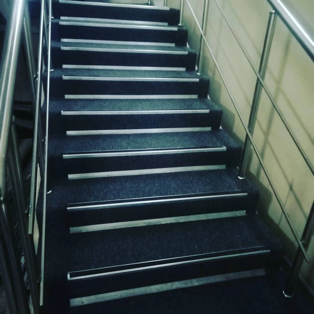 Укладка ковролина на складе ООО 