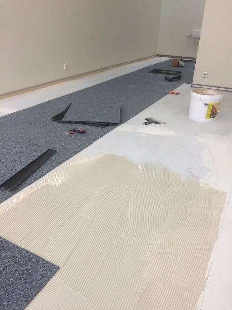 Укладка ковровой плитки на клей