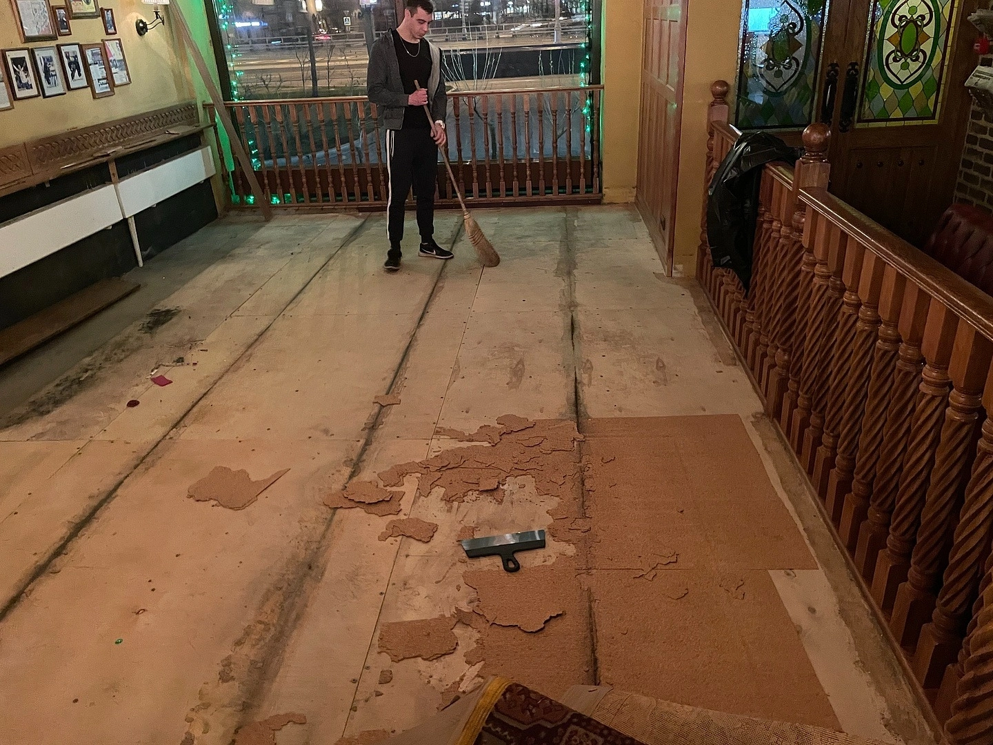 Укладка ковролина в Пабе Джонни Грин 2