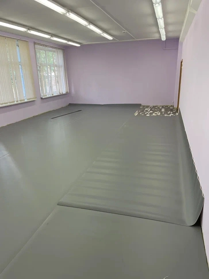 Укладка линолеума в МОУ школа имени А. П. Чехова