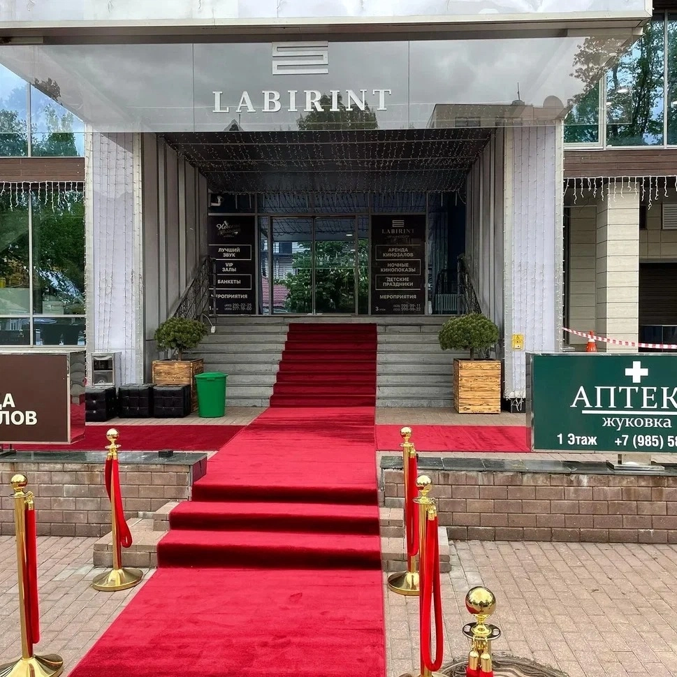 Укладка дорожки в ТЦ Лабиринт