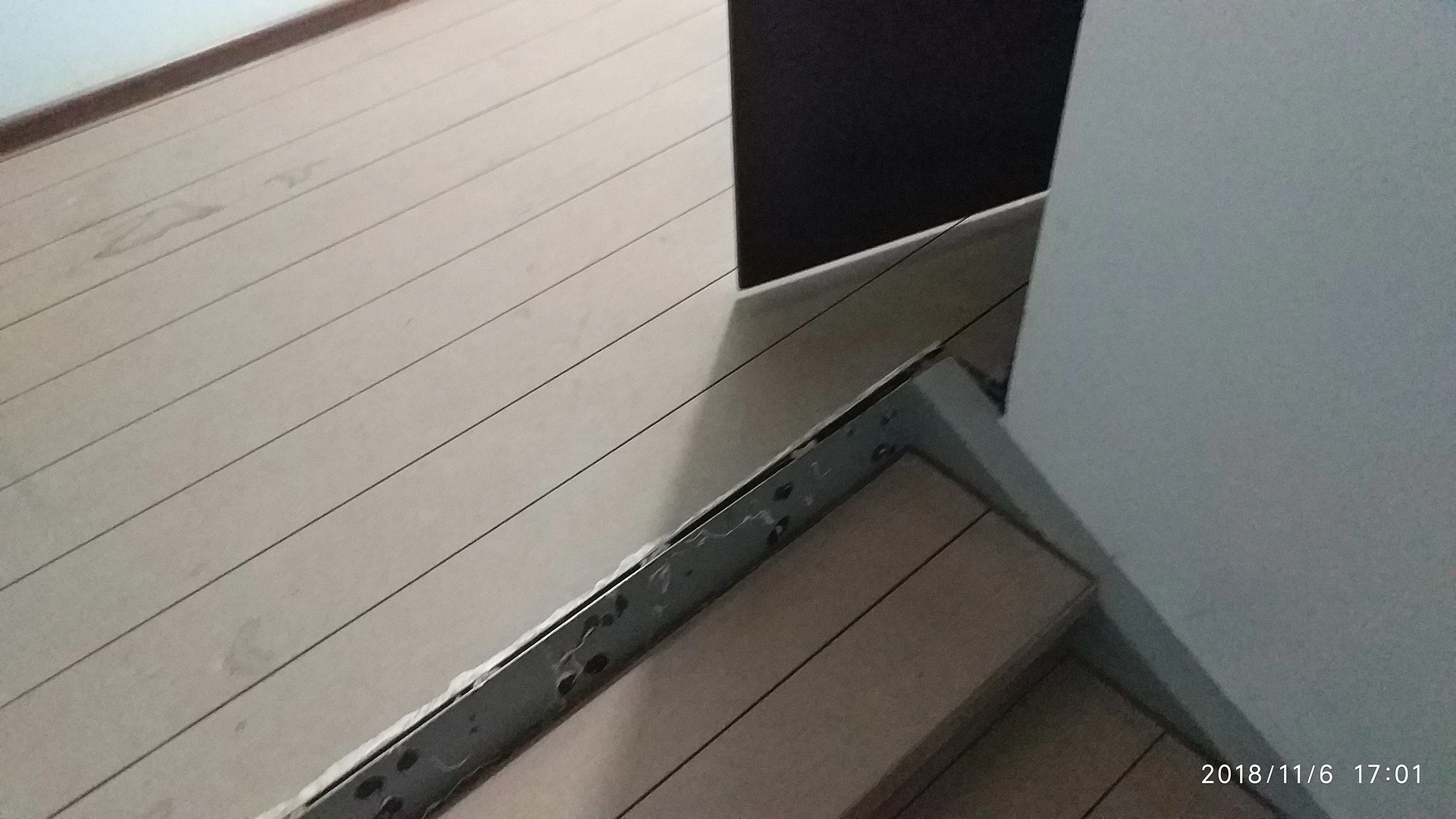 Укладка дорожки в офисе строительной фирмы 6