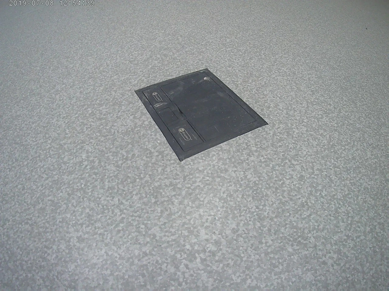 Укладка линолеума  в офисе интернет-магазина 3