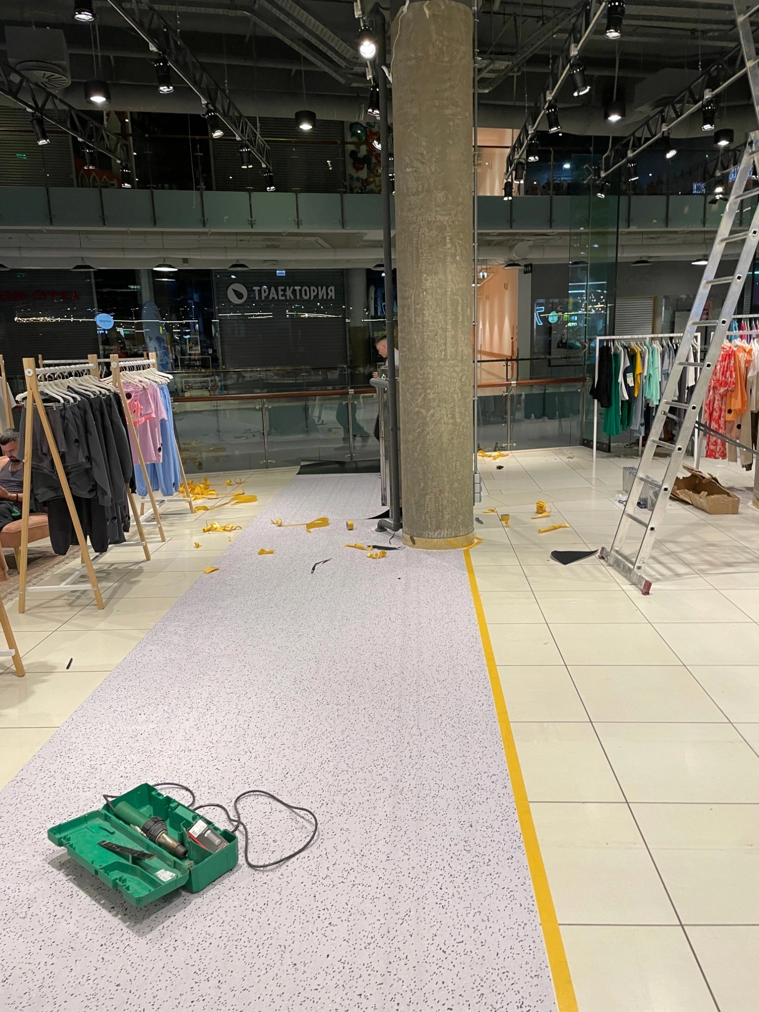 Укладка линолеума в ТЦ АвиаПарк 2