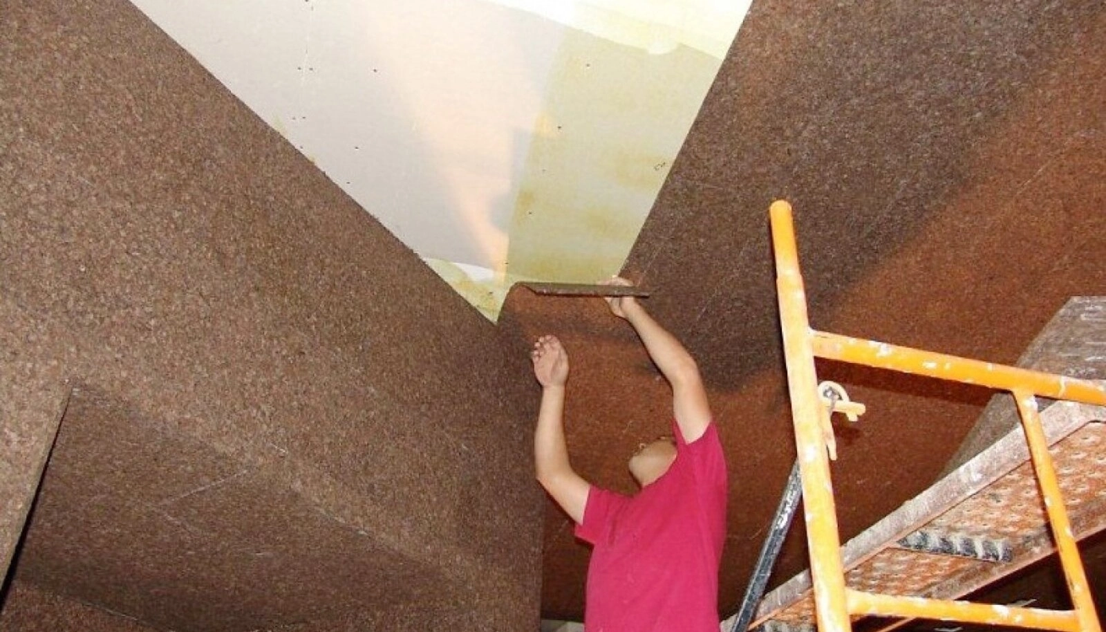 Укладка ковролина на стену