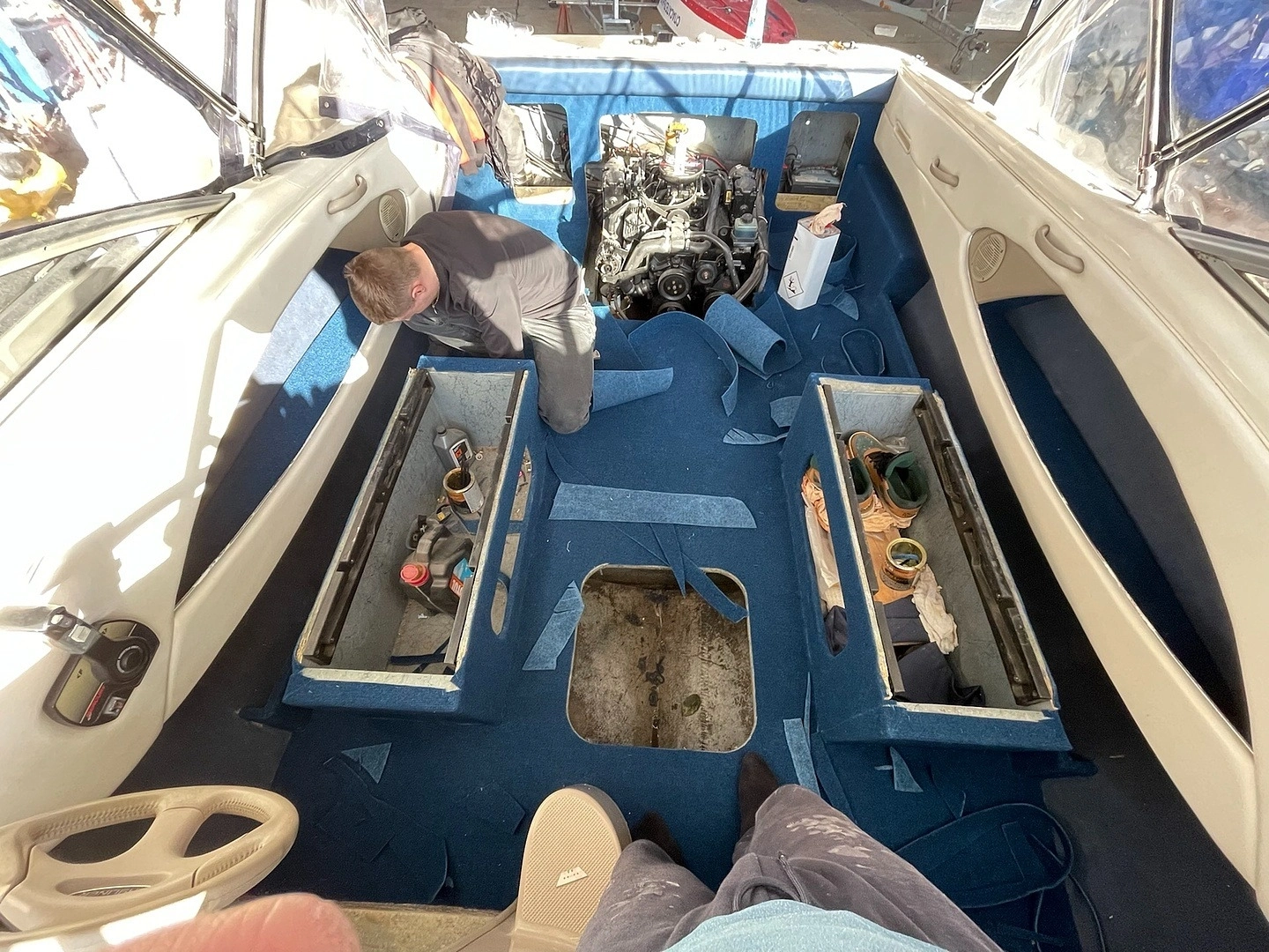 Укладка ковролина на катере 8