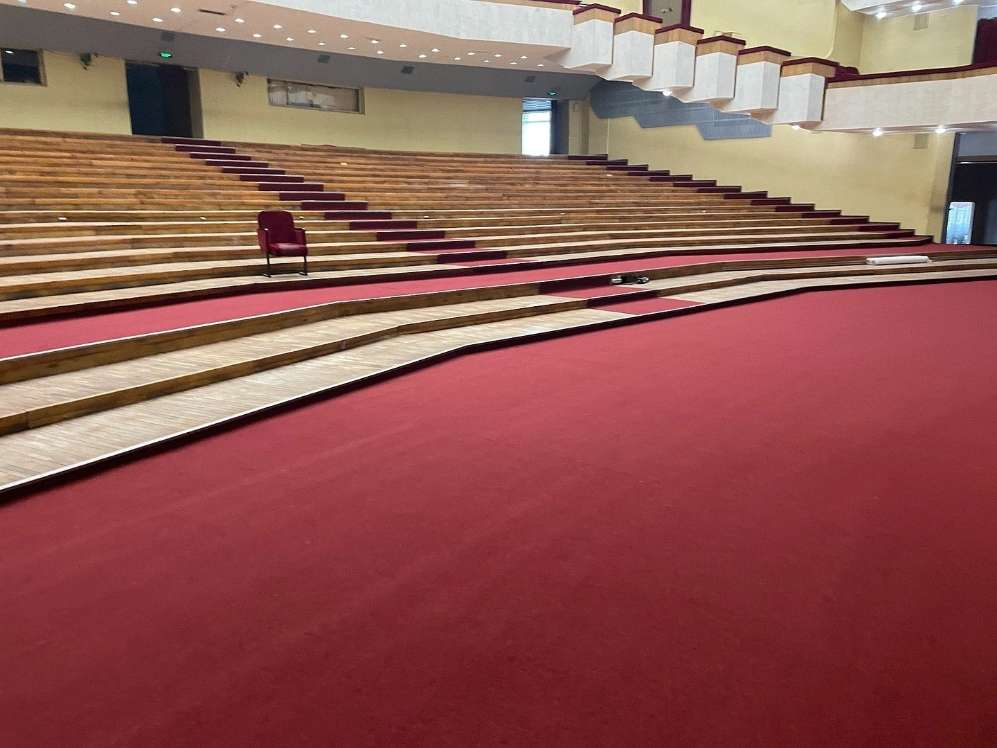 Укладка ковролина в Ивановском театре