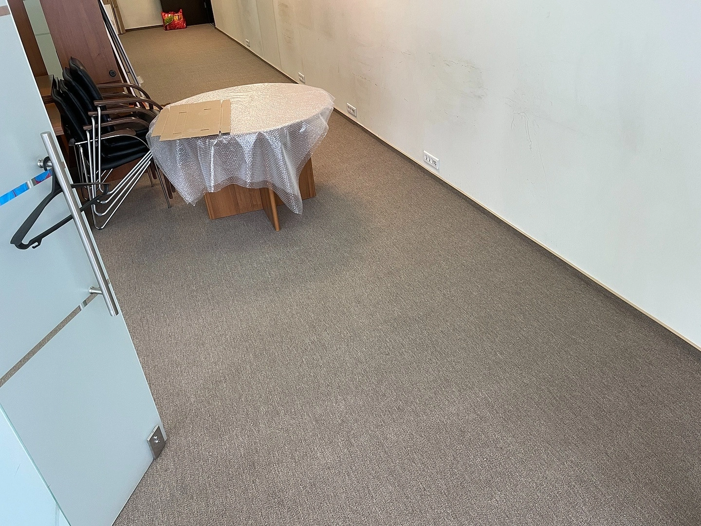 Укладка ковролина  в бизнес-центре 10