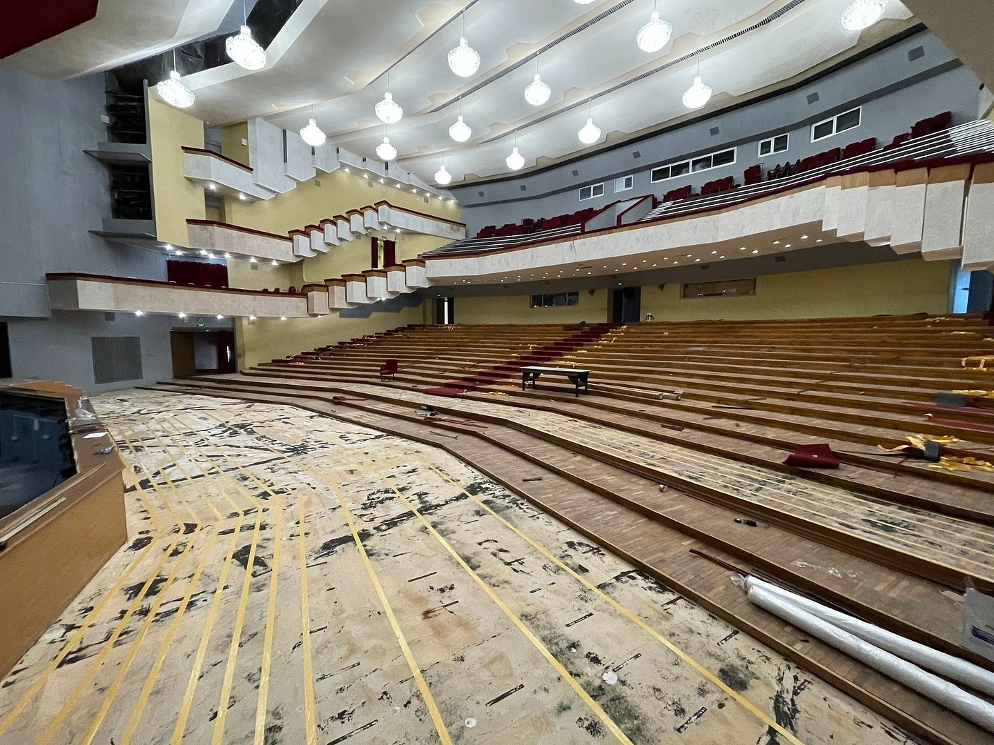 Укладка ковролина в Ивановском театре 2