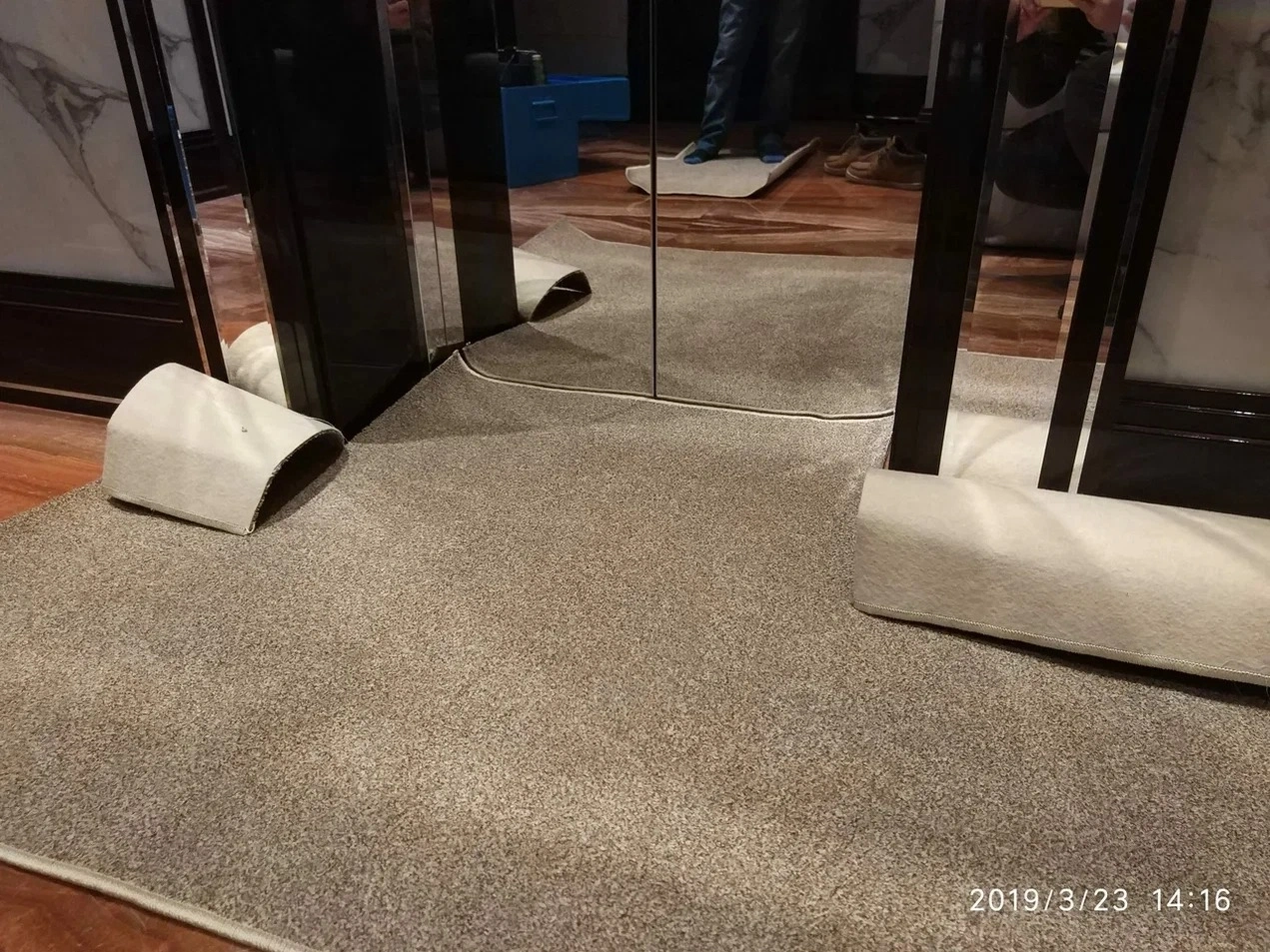 Укладка дорожки в холле гостиницы 2