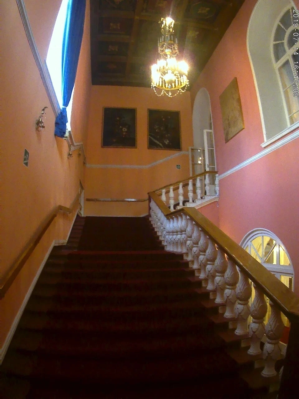 Укладка дорожки в ресторане 