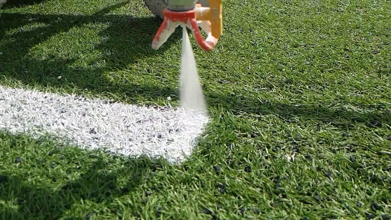 Укладка искусственного газона на футбольное поле с разметкой краской