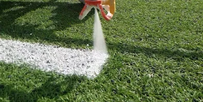 Укладка искусственного газона на футбольное поле с разметкой краской