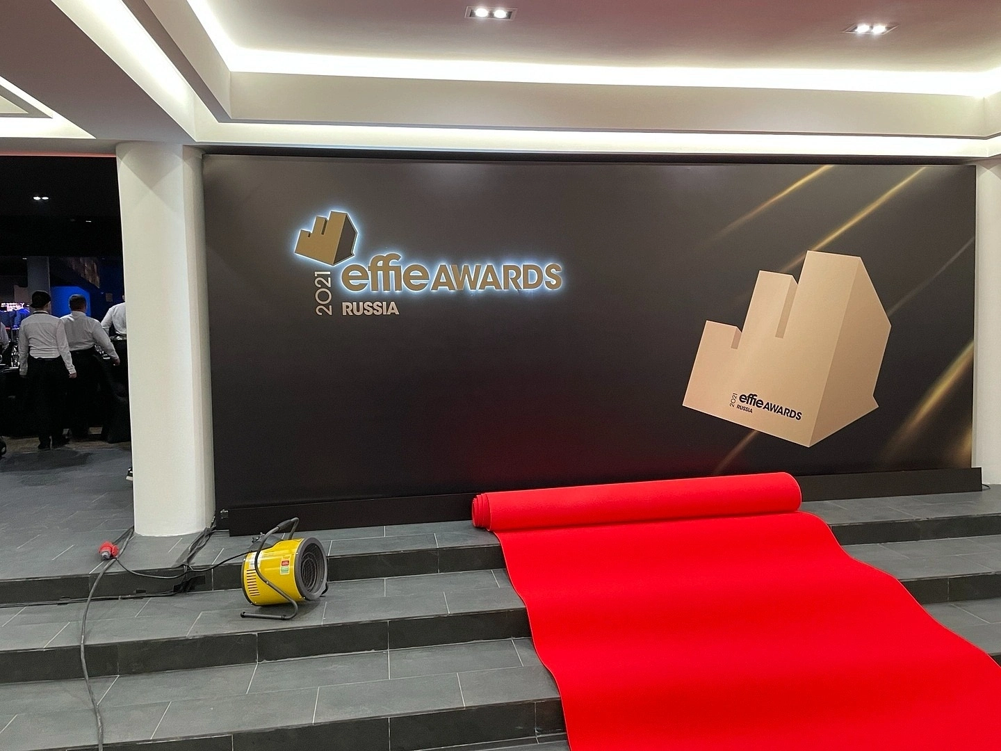 Укладка дорожки в концертном зале 