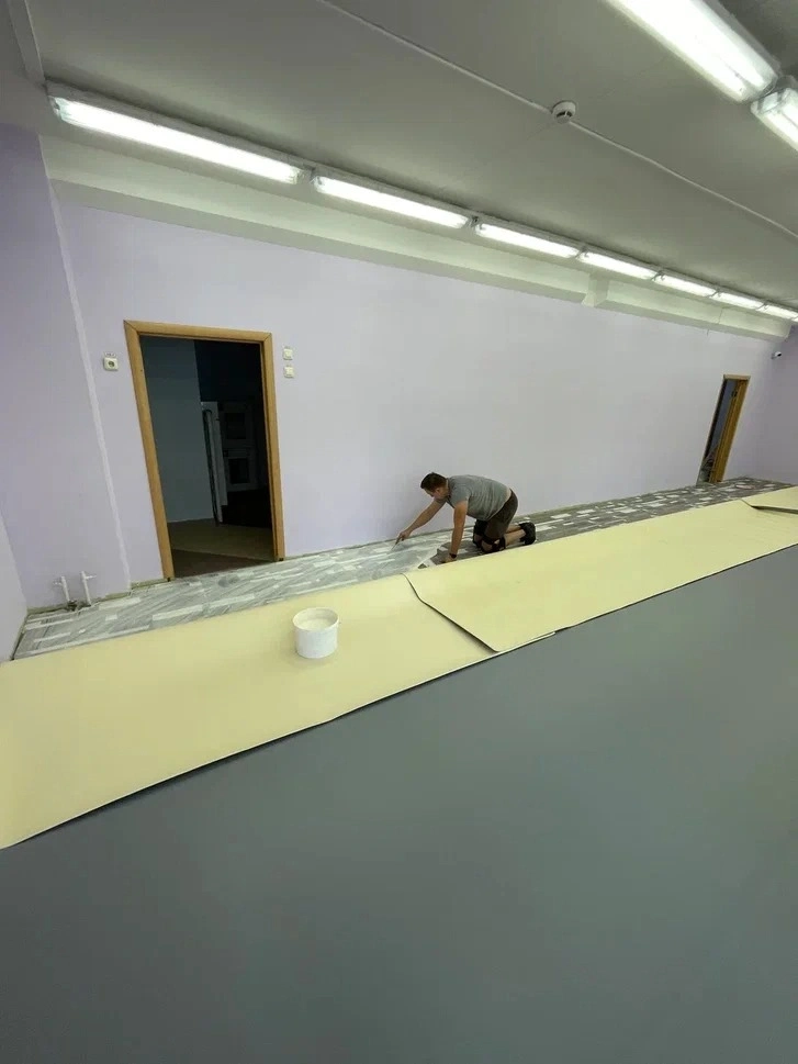 Укладка линолеума в МОУ школа имени А. П. Чехова 3