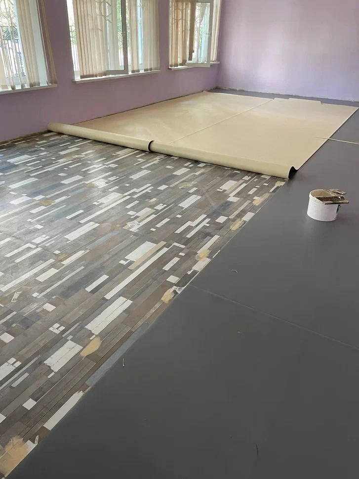 Укладка линолеума в МОУ школа имени А. П. Чехова 9