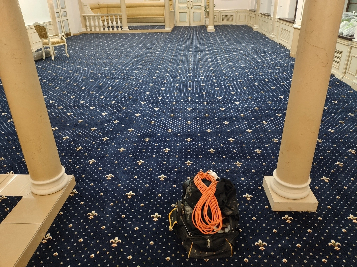 Укладка ковролина в ресторане 