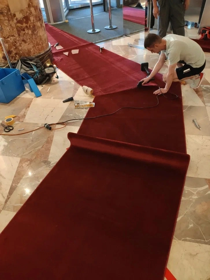 Укладка дорожки в гостинице Continental 5* 