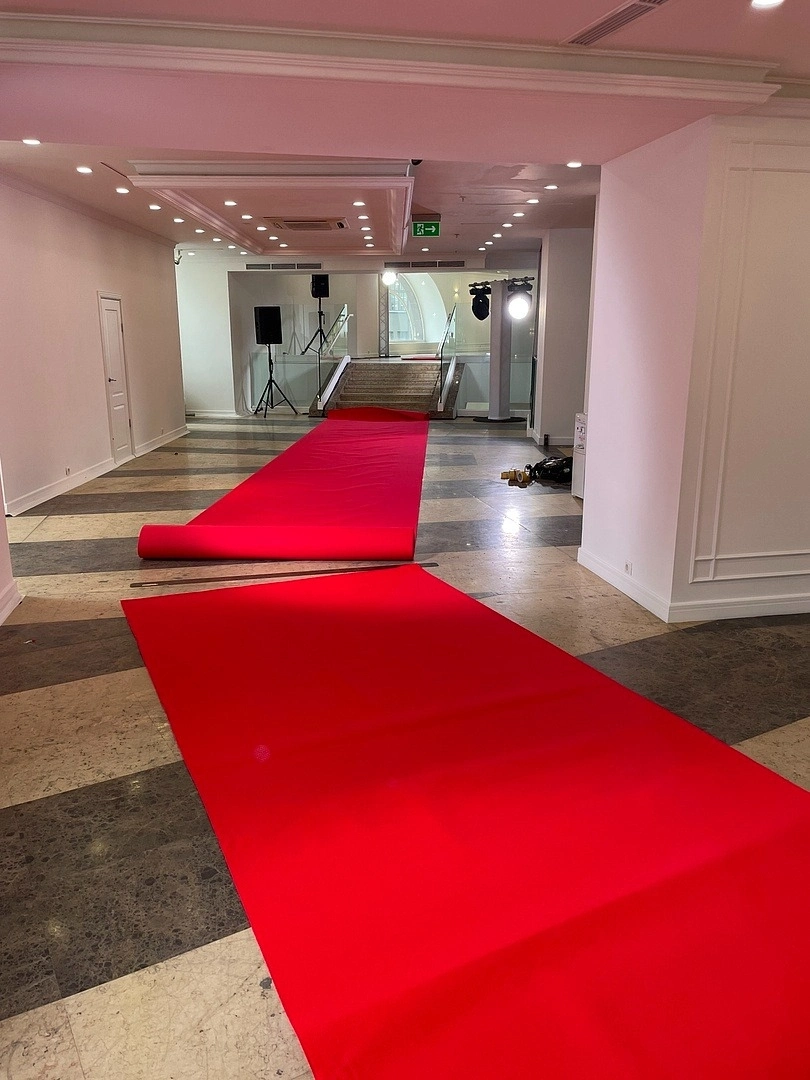 Укладка дорожки в модельном агентстве 5