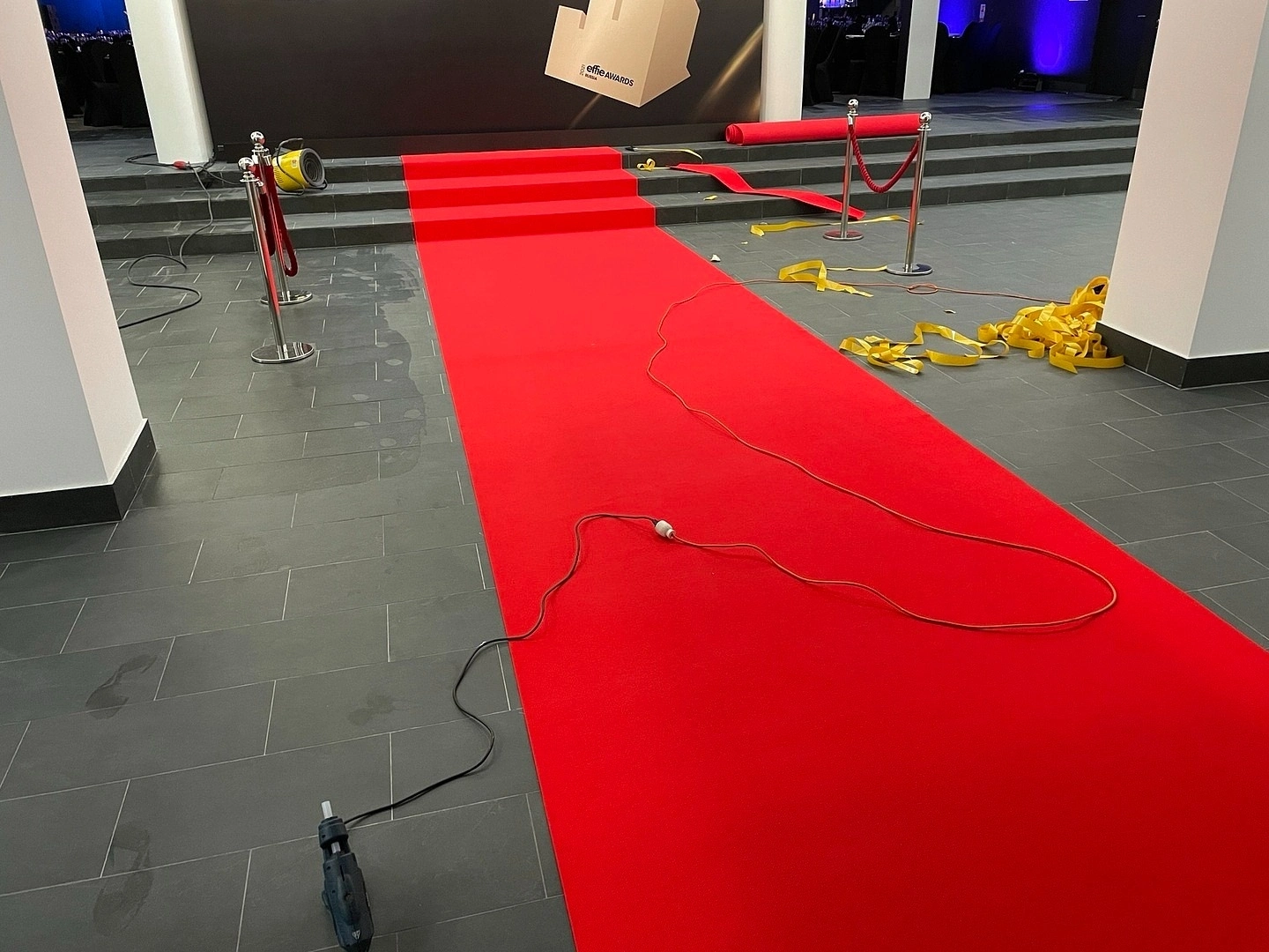 Укладка дорожки в концертном зале 