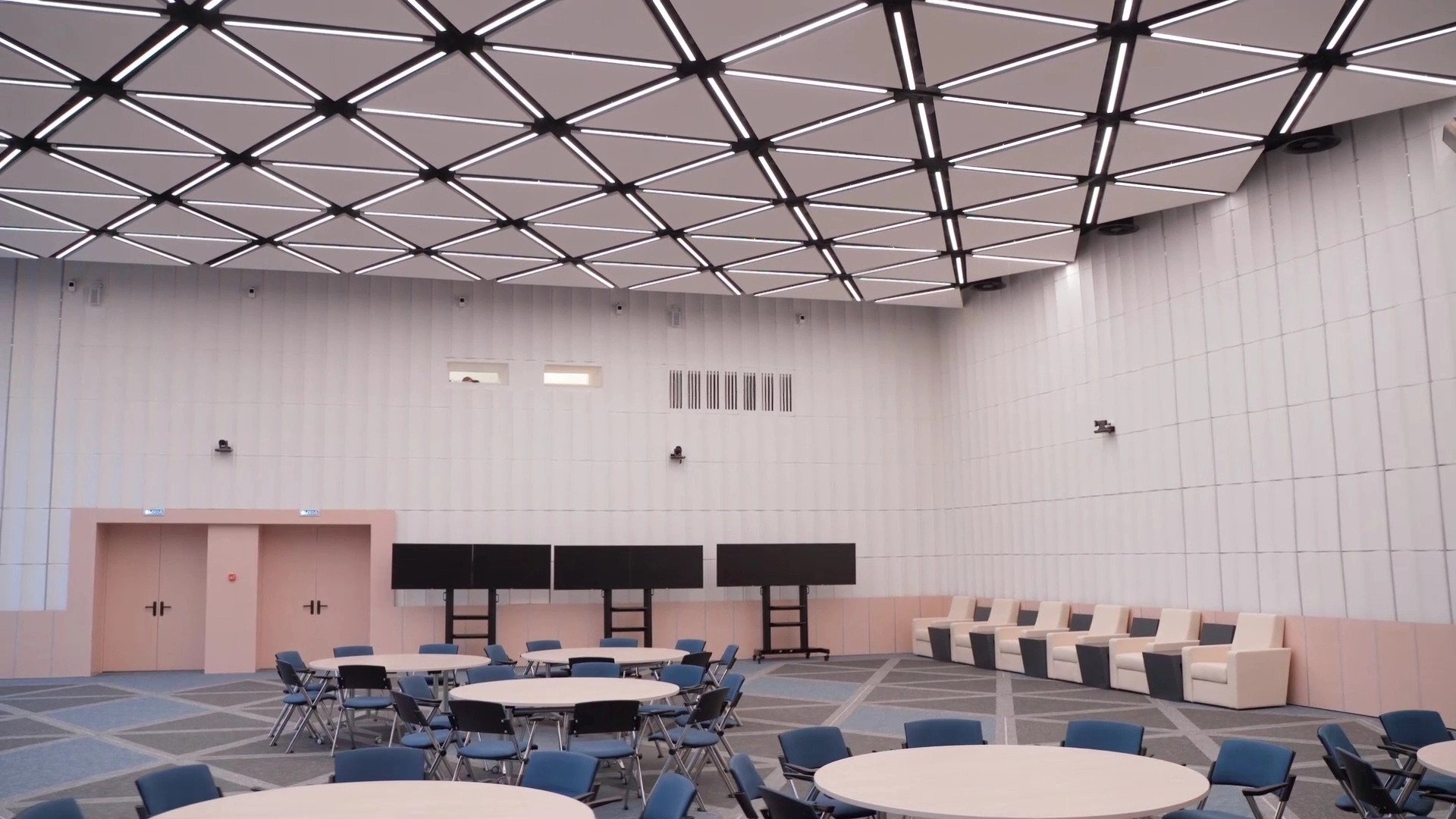 Укладка ковровой плитки в Обнинск РосАтом в виде сот реактора 17