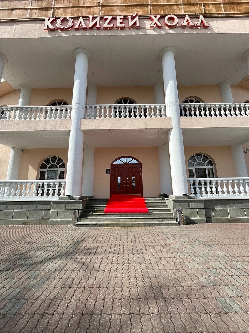 Укладка дорожки в ресторане Колиzей Холл 2