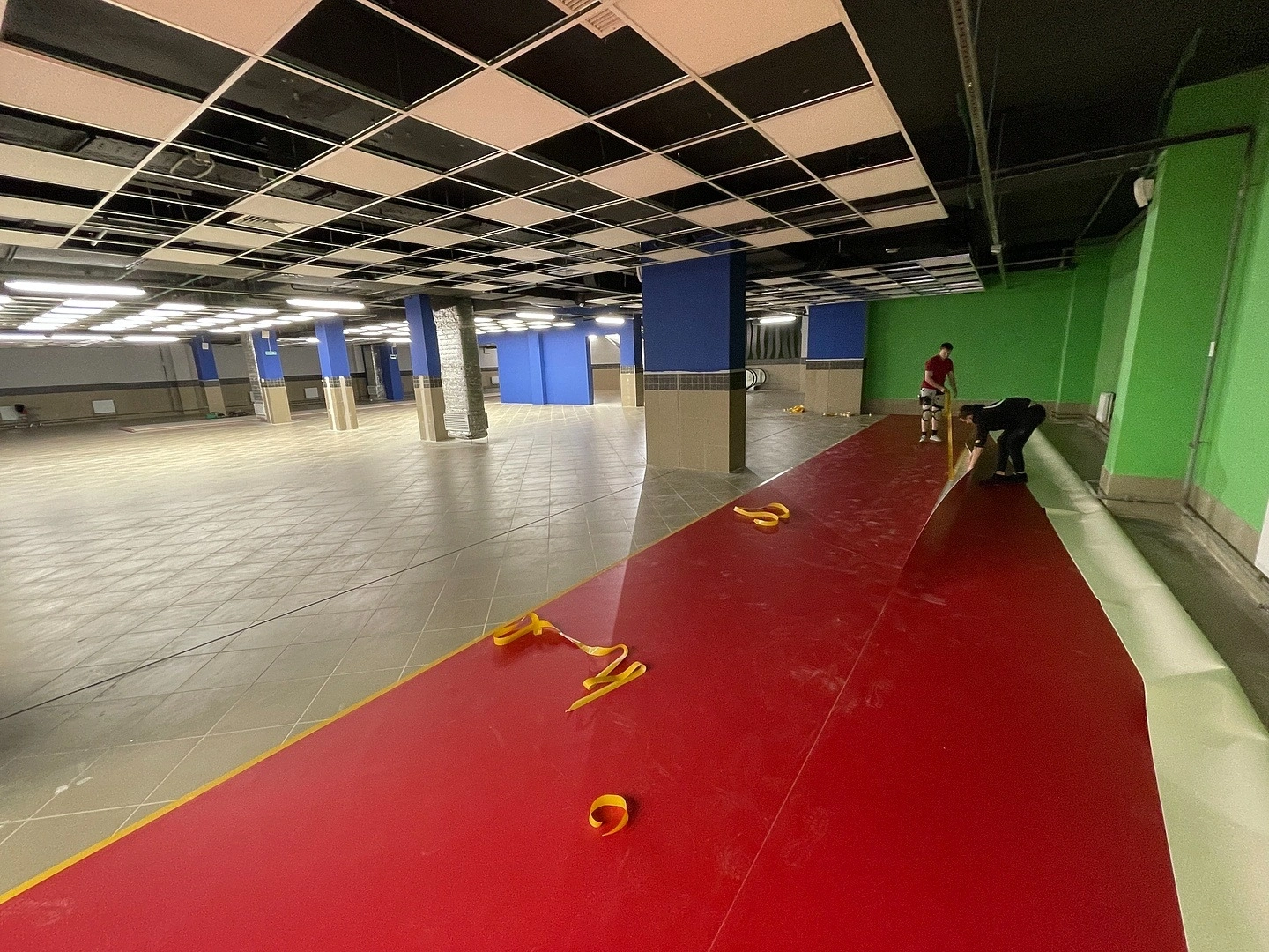 Укладка линолеума в ТЦ Виктория Плаза 8