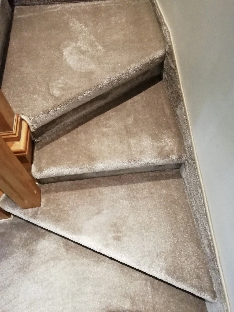 Укладка ковролина на лестницу 